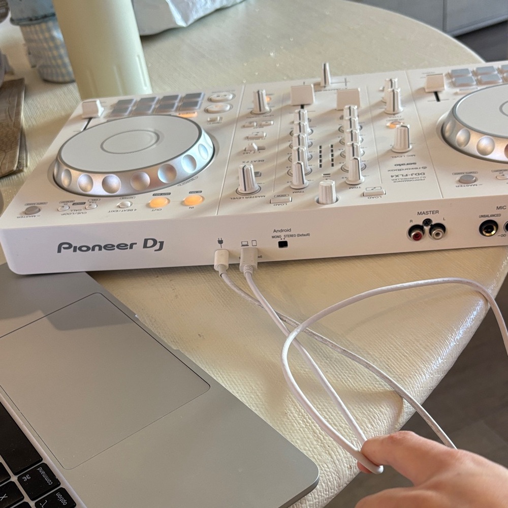 White DDJ-FLX4 Pioneer DJ Controller 2025 - Picture 3 of 4